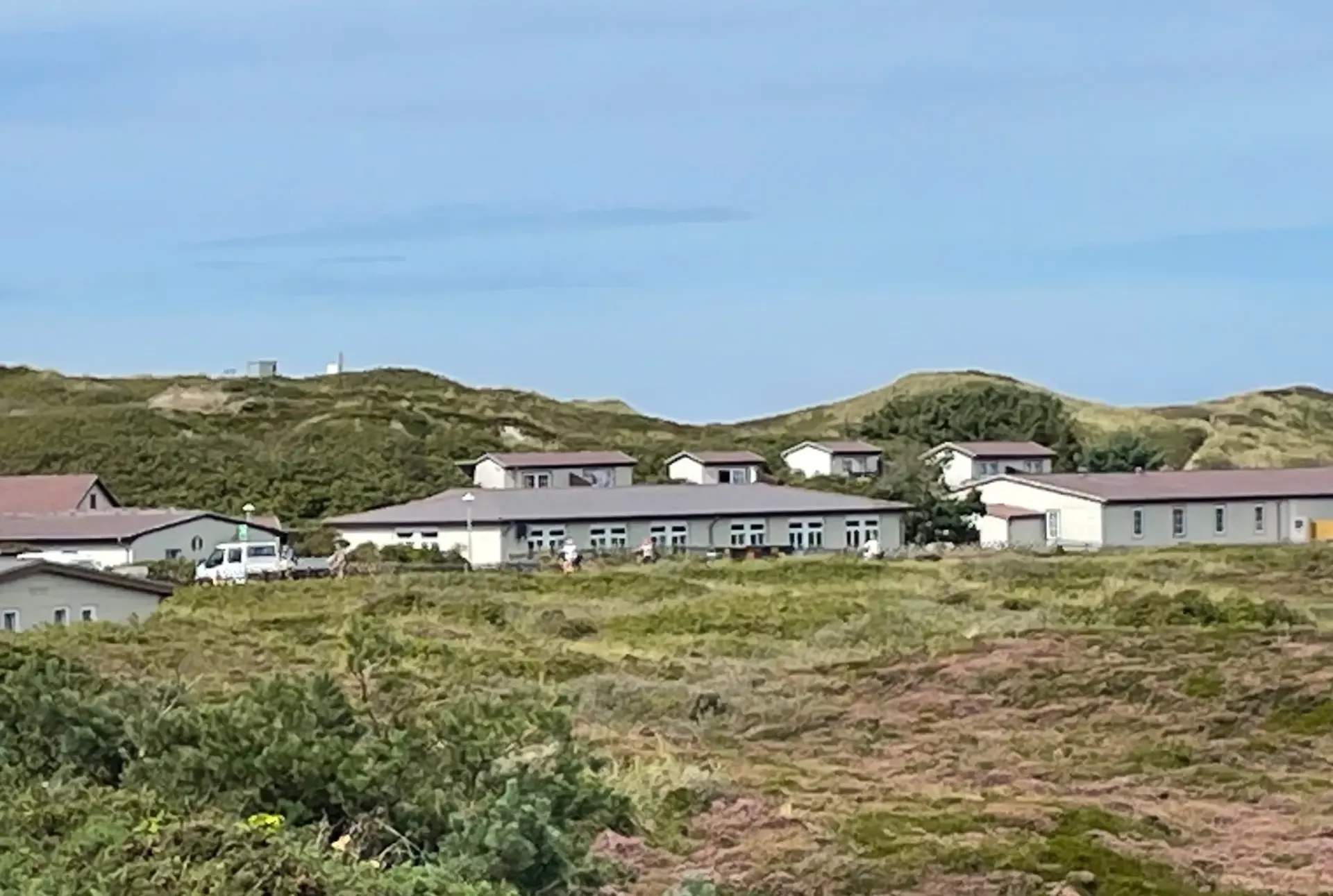 Akademie Klappholttal – Luftbild der Anlage zwischen Dünen auf Sylt